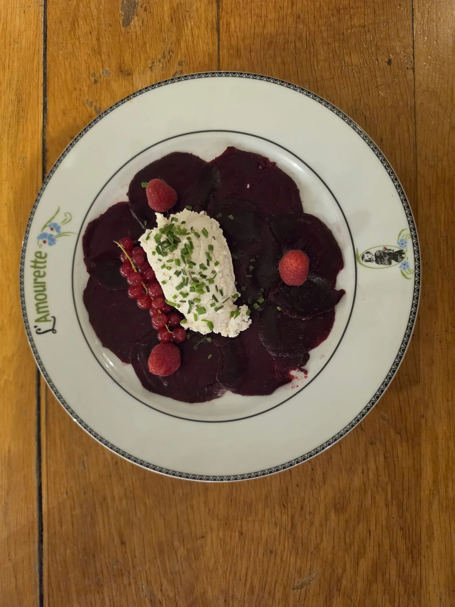 Assiette de betteraves, préparation crémeuse et fruits rouges servie à L’Amourette