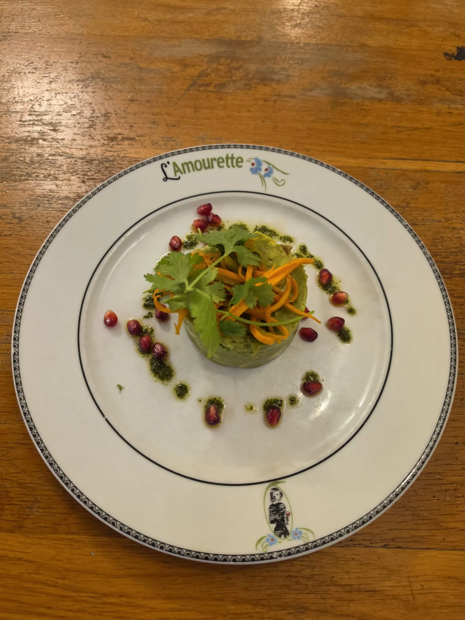Entrée végétale dressée avec herbes, carottes et graines de grenade à L’Amourette