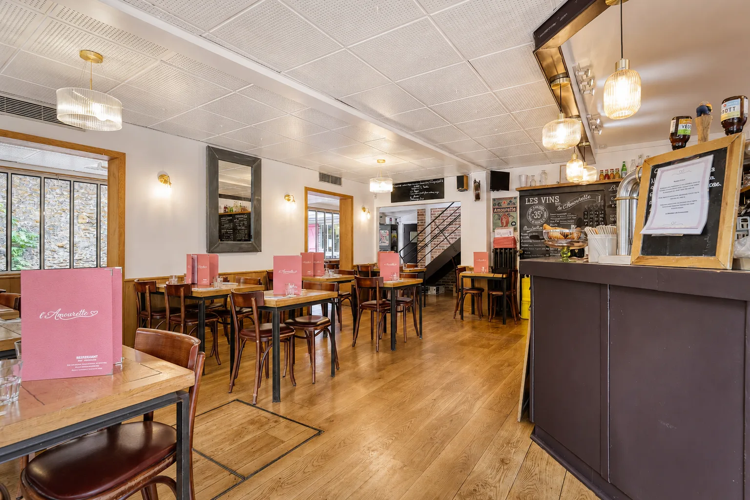 Salle lumineuse et chaleureuse du restaurant L’Amourette à Montreuil