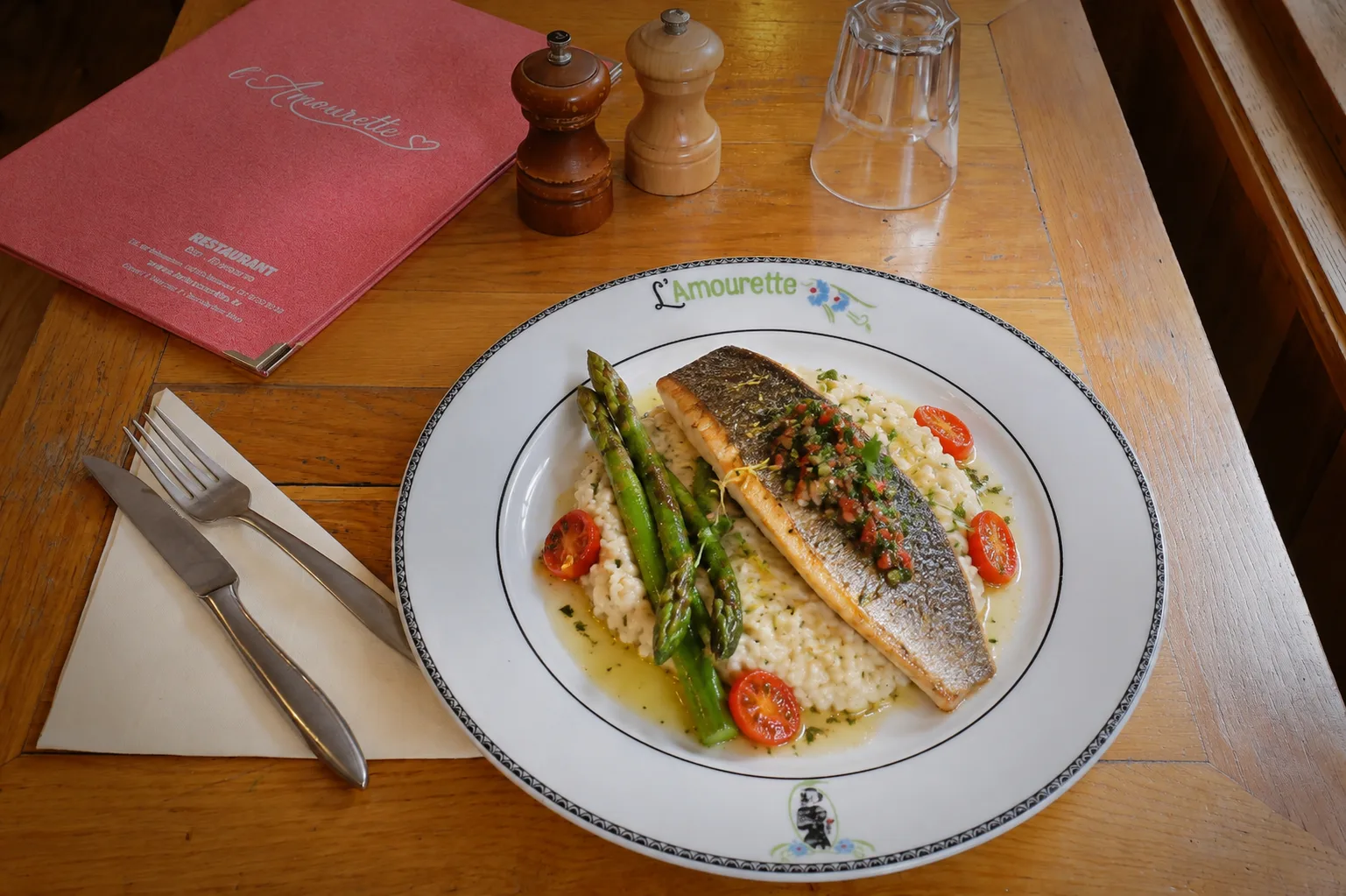 Filet de poisson, risotto et asperges servi à L’Amourette