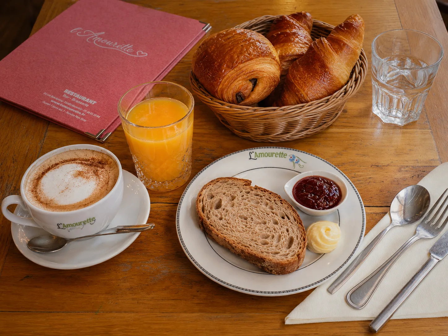 Petit déjeuner de L’Amourette avec viennoiseries, café et jus d’orange