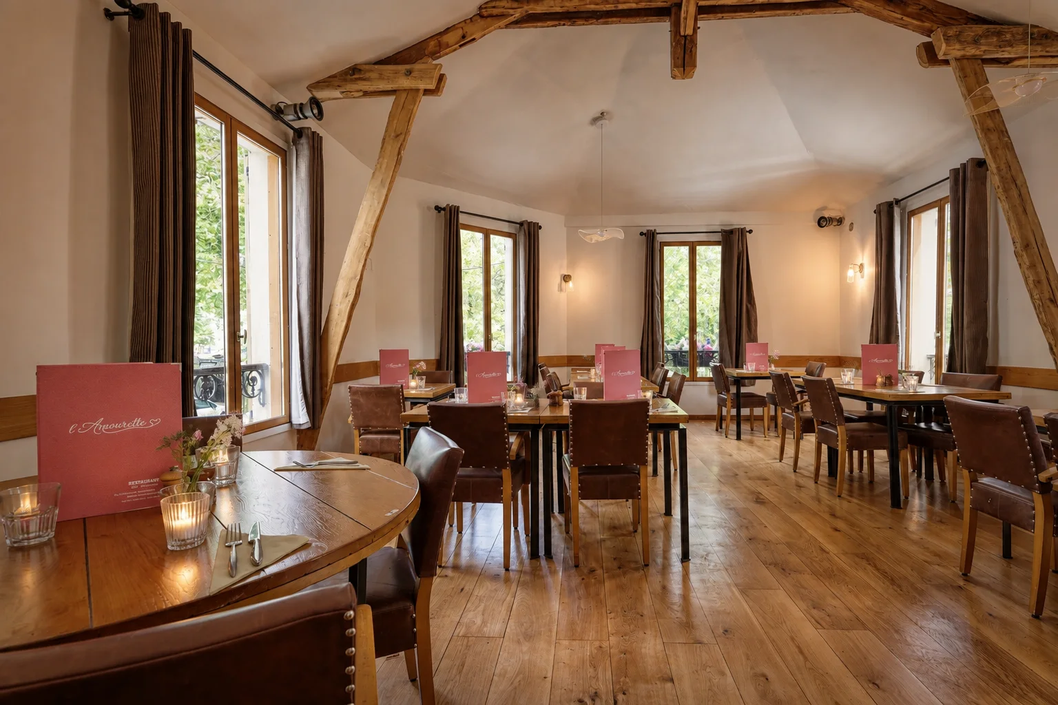 Salle lumineuse de L’Amourette aménagée pour recevoir des groupes